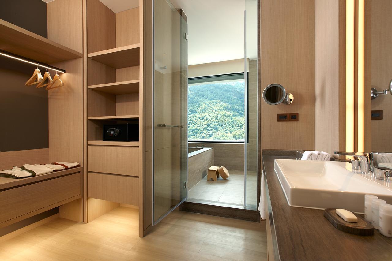 โรงแรมมู่ เจียว สี เจียวซี ภายนอก รูปภาพ A bathroom in a hotel