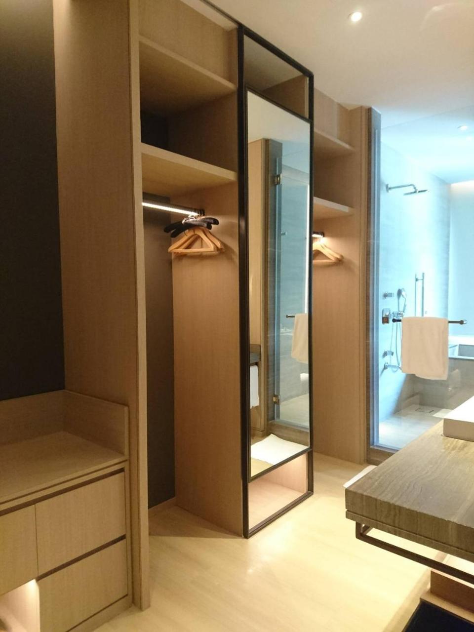 โรงแรมมู่ เจียว สี เจียวซี ภายนอก รูปภาพ A walk-in wardrobe