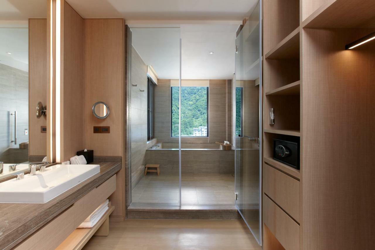 โรงแรมมู่ เจียว สี เจียวซี ภายนอก รูปภาพ A bathroom in a hotel