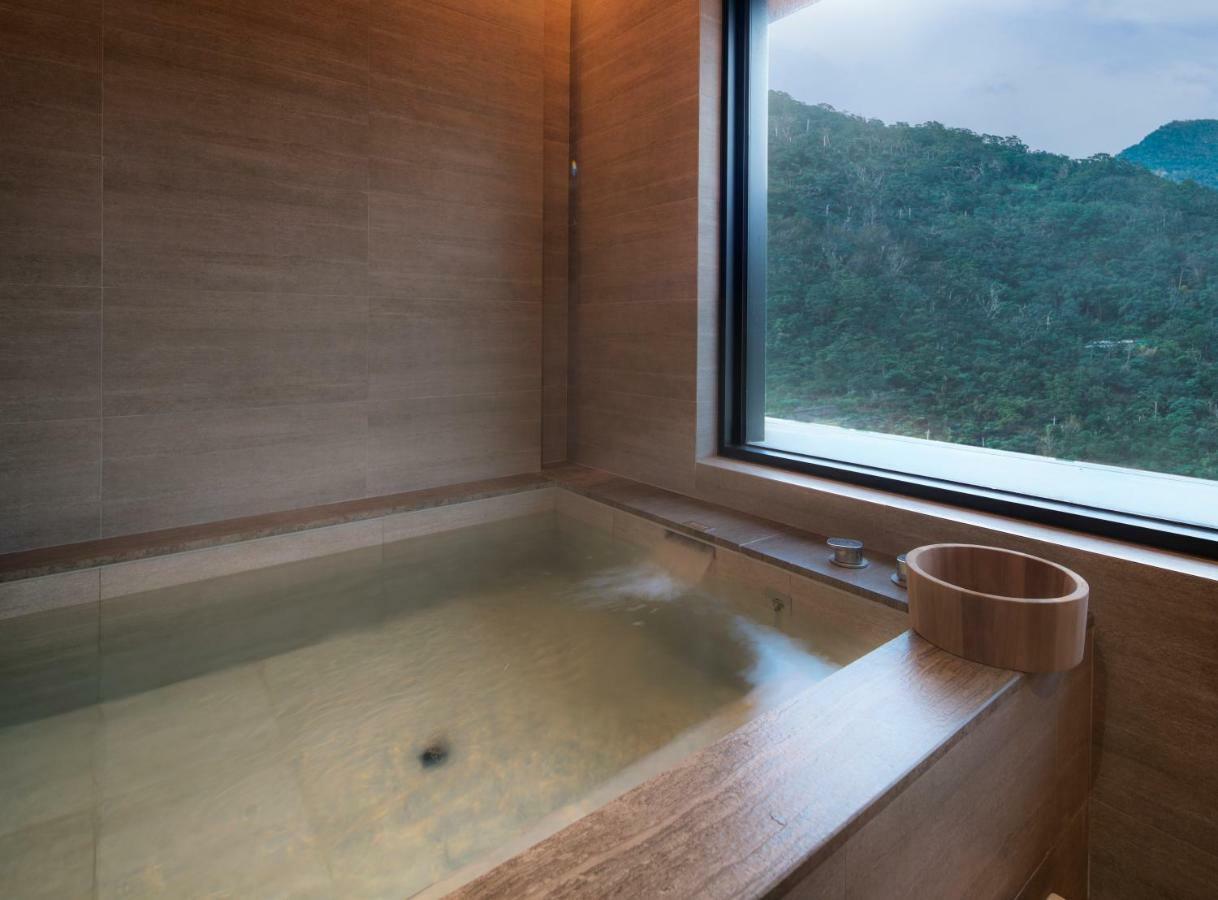 โรงแรมมู่ เจียว สี เจียวซี ภายนอก รูปภาพ A modern Japanese bathtub