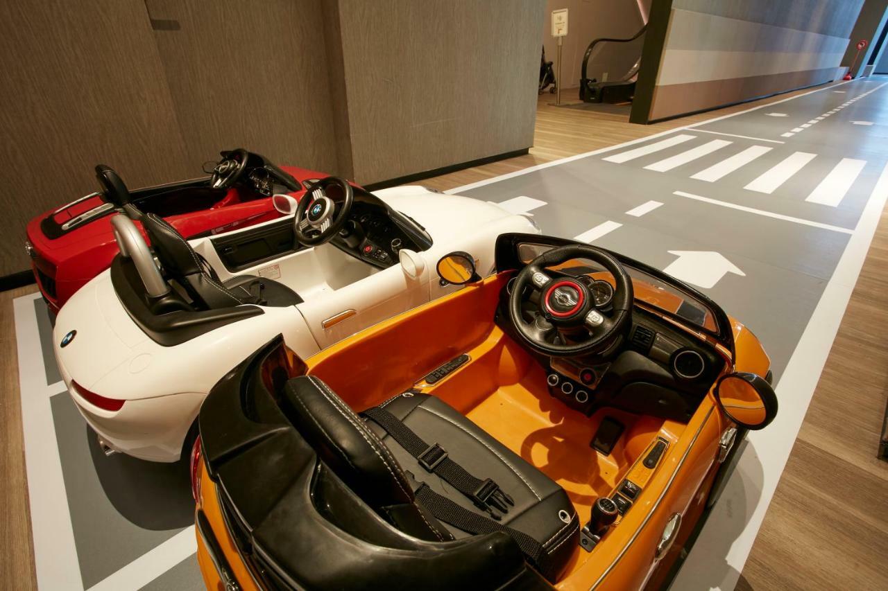 โรงแรมมู่ เจียว สี เจียวซี ภายนอก รูปภาพ The interior of a car