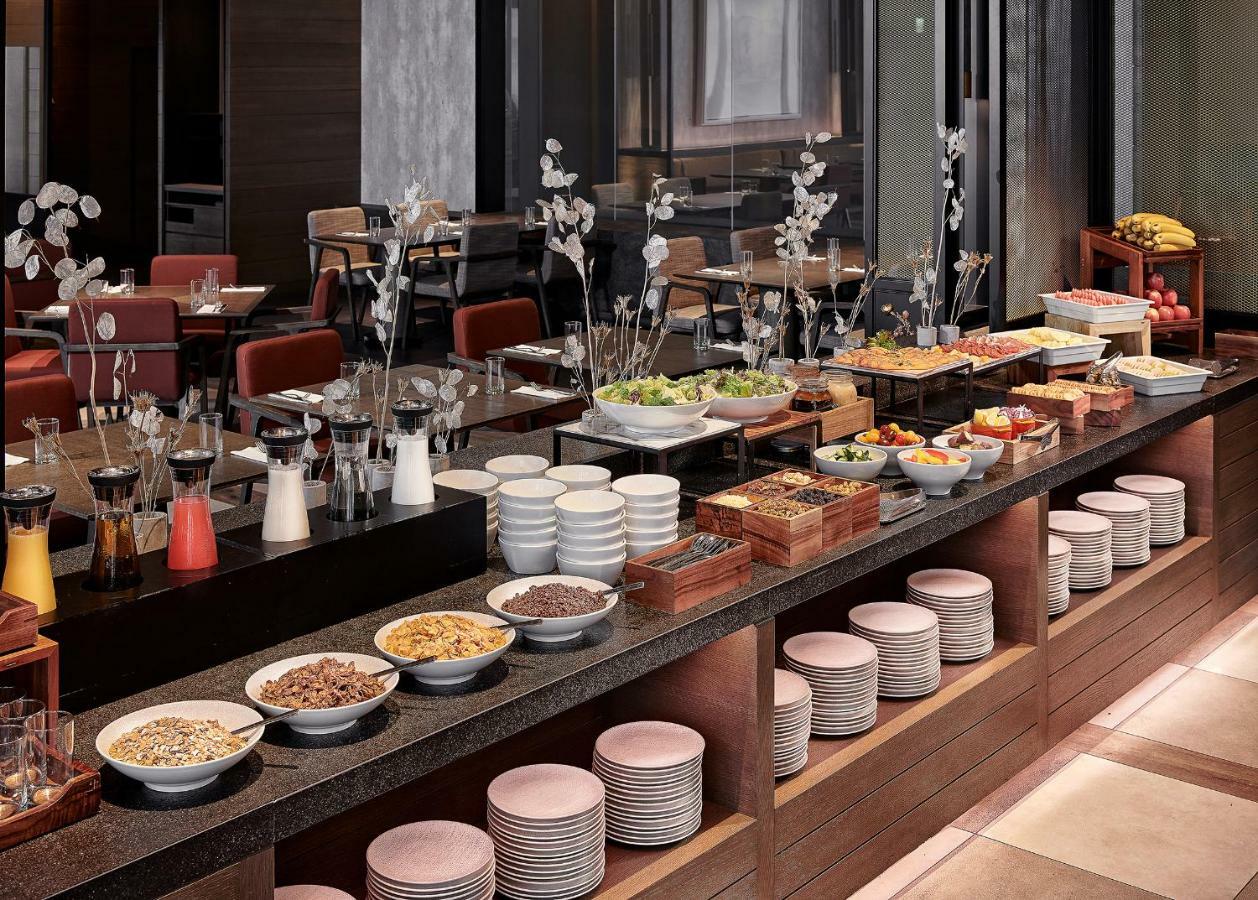 โรงแรมมู่ เจียว สี เจียวซี ภายนอก รูปภาพ A buffet at a hotel