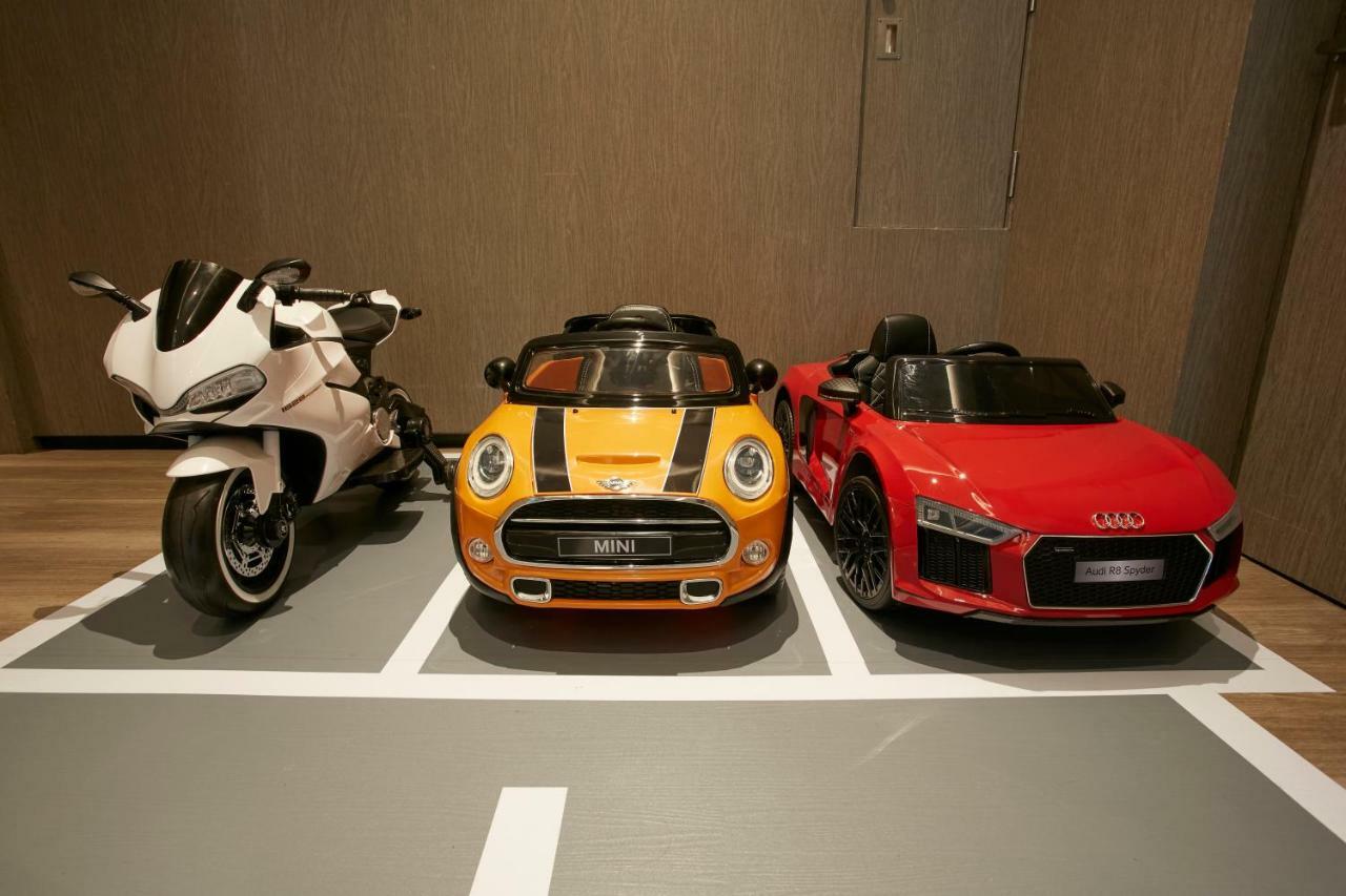 โรงแรมมู่ เจียว สี เจียวซี ภายนอก รูปภาพ Children's electric cars and motorcycle